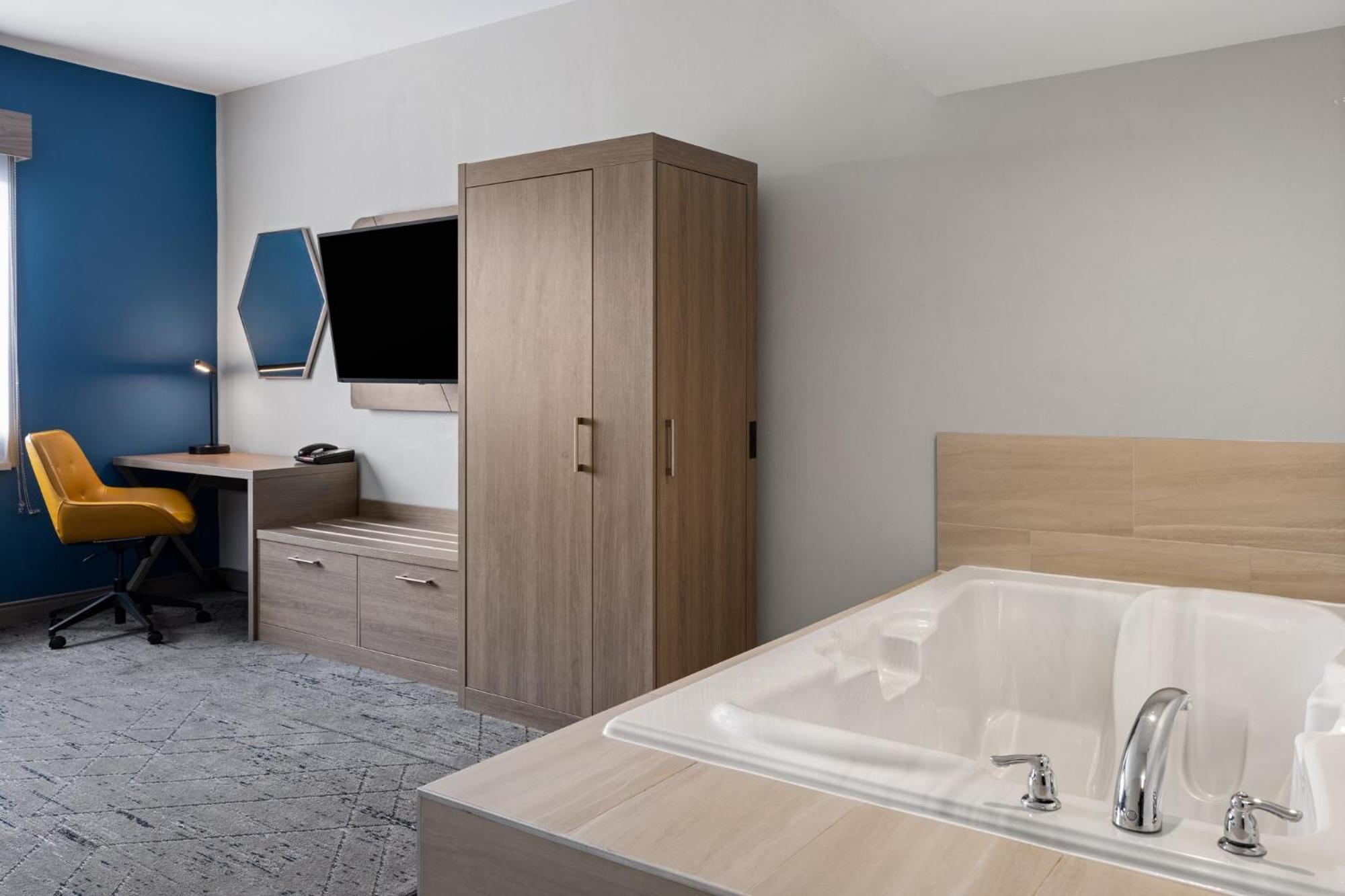 Holiday Inn Express Toledo North By Ihg מראה חיצוני תמונה